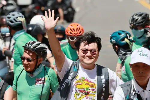 「妃妃鐵馬隊」新北第一站自板橋出發,與在地罷團「新北大刪元」及新店罷團「新店拔羅波」聯合宣講。(圖/劉祐龍攝影) ▲「妃妃鐵馬隊」新北第一站自板橋出發,與在地罷團「新北大刪元」及新店罷團「新店拔羅波」聯合宣講。(圖/劉祐龍攝影)