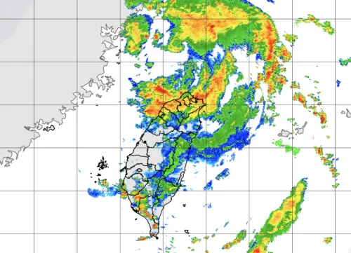 ▲丹娜絲颱風雖然逐漸遠離，但外圍環流依舊不斷掃進水氣，替各地帶來降雨。（圖／中央氣象署）