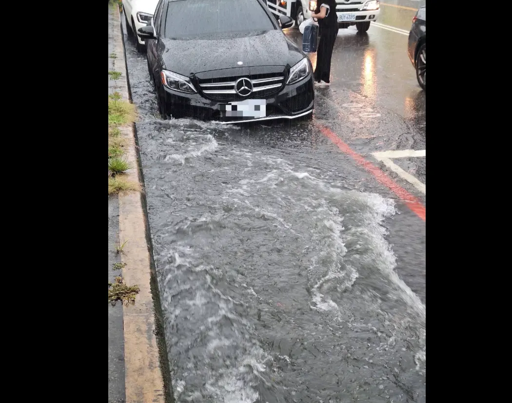 ▲台中市區嚴重積水，原來是水溝沒有洞。（圖／翻攝陳俞融臉書）