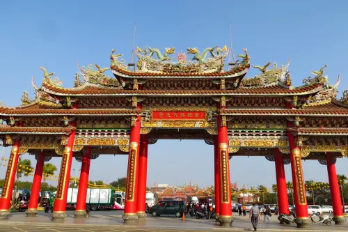 ▲南鯤鯓代天府牌樓於1982年建成，由匠師王錦木監造，選用的是台灣紅檜，並依古法「六柱五間、二通三瓜」工藝搭建。（圖／翻攝自南鯤鯓代天府臉書粉專）