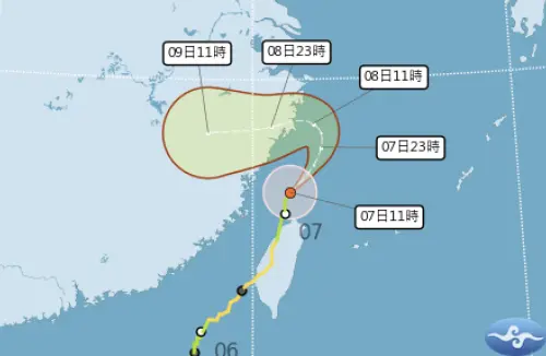 ▲丹娜絲颱風的強度快速減弱，路徑將往北後轉西進入中國。（圖／中央氣象署）