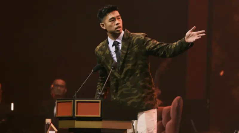 ▲37歲藝人陳大天（如圖）今年5月涉閃兵，昨（7）日首度復工擔任脫口秀《炎上鍾明軒》主持人，在台上地獄哏連發自嘲，「好多觀眾，自從5月14日被抓就沒看過那麼多觀眾了，大家好我是劣跡藝人。」（圖／薩泰爾提供）