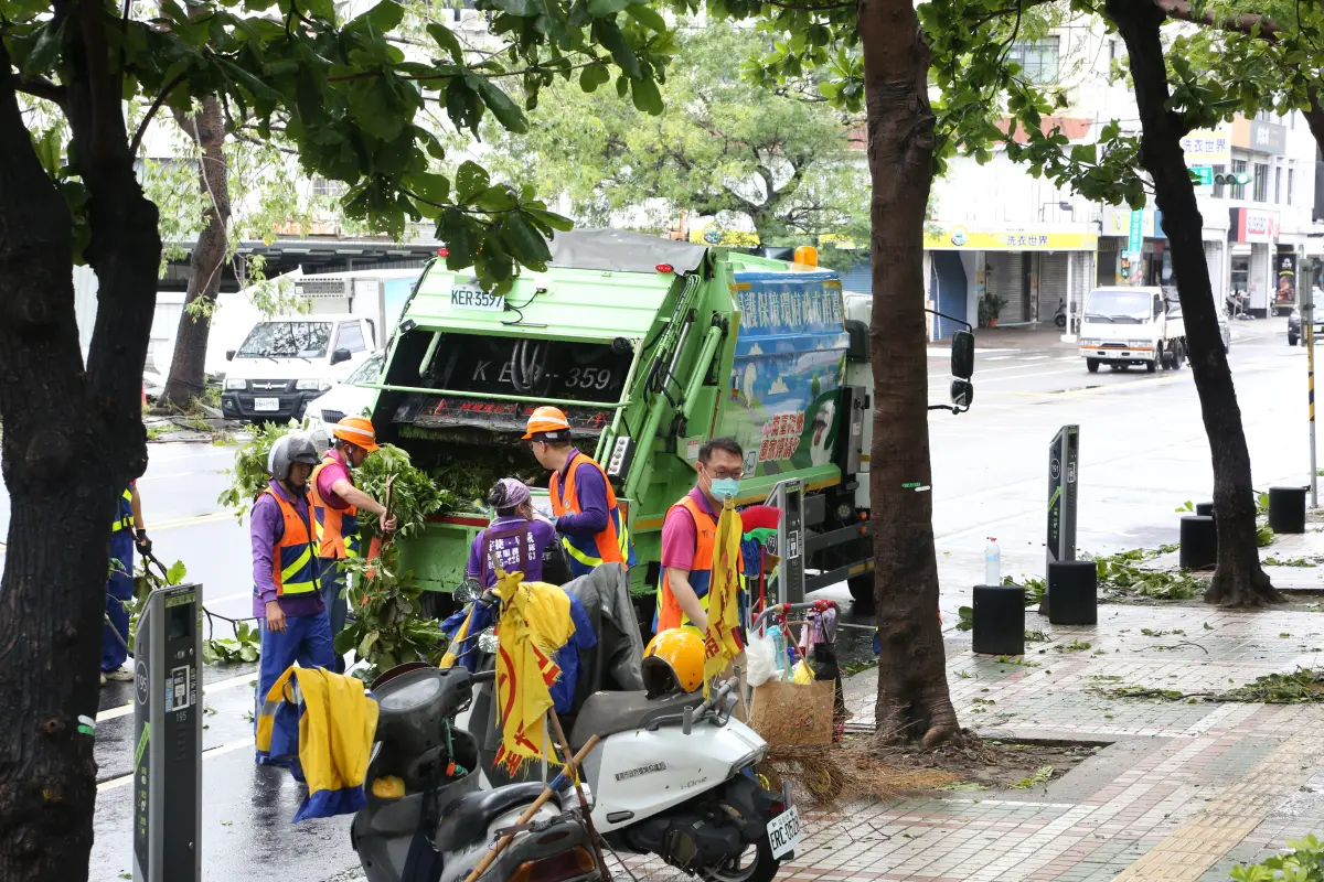 ▲颱風丹娜絲造成中南部出現災情，疾管署提醒災後清理家園要特別小心，千萬不可以穿拖鞋或赤腳，以免感染鉤端螺旋體病、類鼻疽等傳染病，嚴重可能會致死。（圖／台南市政府提供）