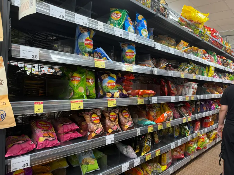 ▲中元節普渡即將到來，一名網友近期突然分享台灣經典古早味零食「孔雀餅乾」，至今已上市長達57年，但無論份量、味道都是「台灣最有良心」。（圖／記者張家瑋攝）