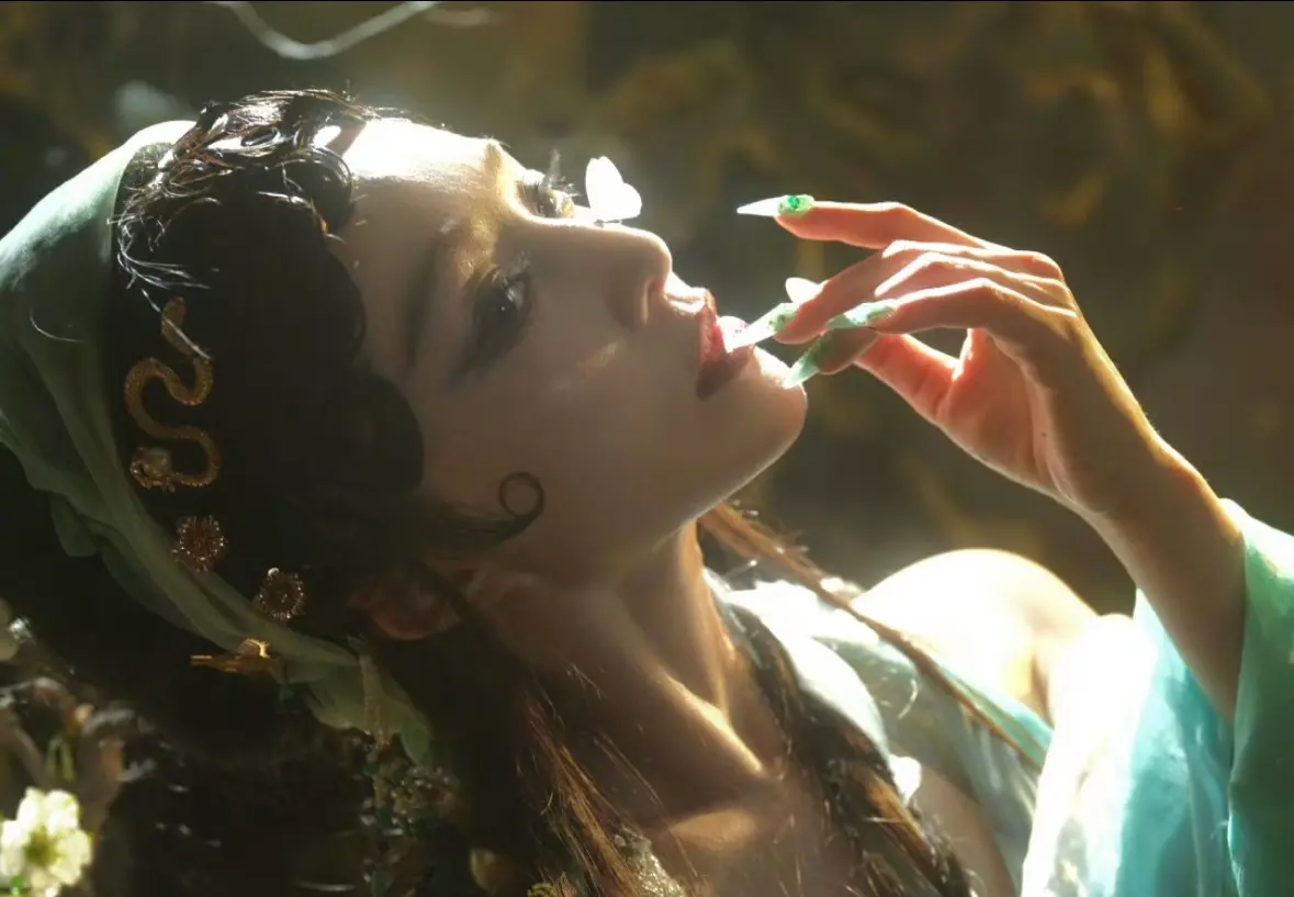 ▲43歲大陸女星范冰冰再現《青蛇》經典角色「小青」模樣，低胸開腿古裝造型超火辣，畫面迷倒粉絲直呼：「美得我要暈了！」（圖／微博）