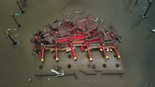 ▲丹娜絲颱風昨日深夜11時40分登陸嘉義布袋，並持續沿台灣西半部北上，瞬間強風造成災情頻傳，南鯤鯓代天府牌樓更全數倒塌，畫面相當驚人。（圖／臉書粉專「大雄空拍」授權引用）