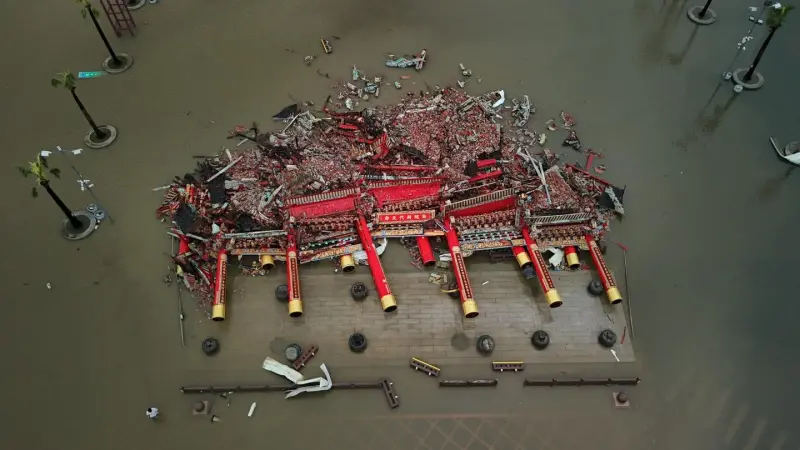 ▲丹娜絲颱風昨日深夜11時40分登陸嘉義布袋，瞬間強風造成災情頻傳，南鯤鯓代天府牌樓不敵強風倒塌，現場斷垣殘柱、水淹廟埕，畫面令在地人痛心。（圖／臉書粉專「大雄空拍」授權引用）