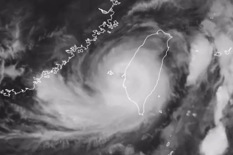 ▲天氣粉專「台灣颱風論壇」分享丹娜絲颱風登陸台灣後，撞到中央山脈慢慢解體的過程，直呼丹娜絲就是這世代的韋恩颱風。（圖／取自台灣颱風論壇Threads）