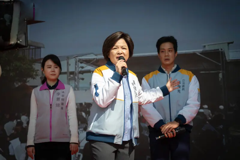 ▲《我們與惡的距離2》楊貴媚在兒子薛仕凌被罷免的夜晚，高唱〈人生的歌〉，被網友大讚會演又會唱。（圖／CATCHPLAY+、公視、大慕可可）