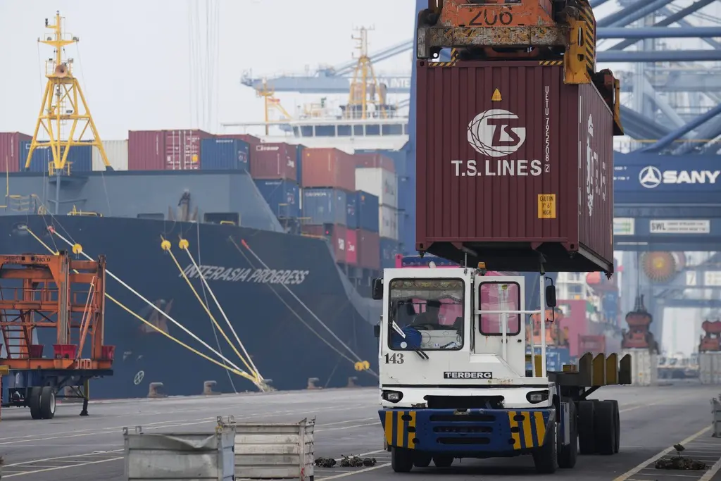 ▲事業單位受美國關稅影響實施減班休息，較上期淨增加10家、318人。（圖／美聯社／達志影像）