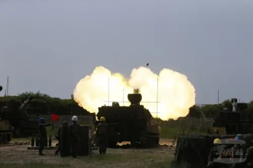 ▲M109自走砲實彈射擊。自走砲的優點是操作人力少，車體高度自動化可隨時撤收。（圖／軍聞社提供）