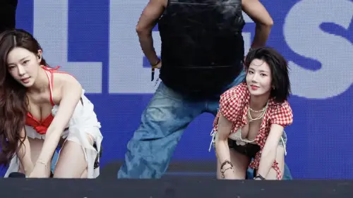 ▲權恩妃是IZ*ONE隊長，她特地找來選秀時期隊友李時安（左）一同登上夏日水彈舞台重現經典。（圖／翻攝自DaftTaengk YouTube）