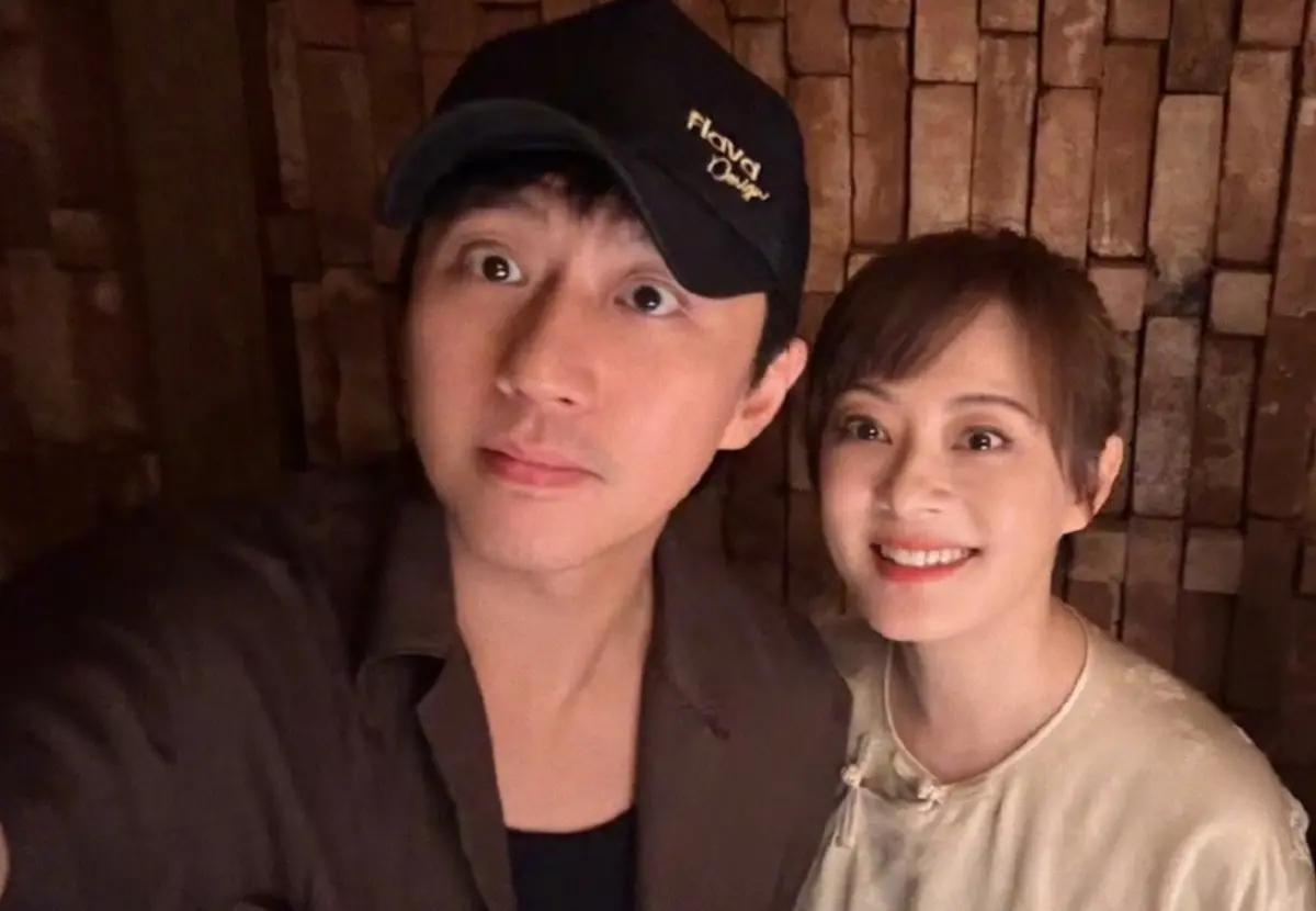 ▲鄧超（左）和孫儷被粉絲直擊，帶著孩子到首爾朝聖BLACKPINK演唱會。（圖／翻攝自微博）