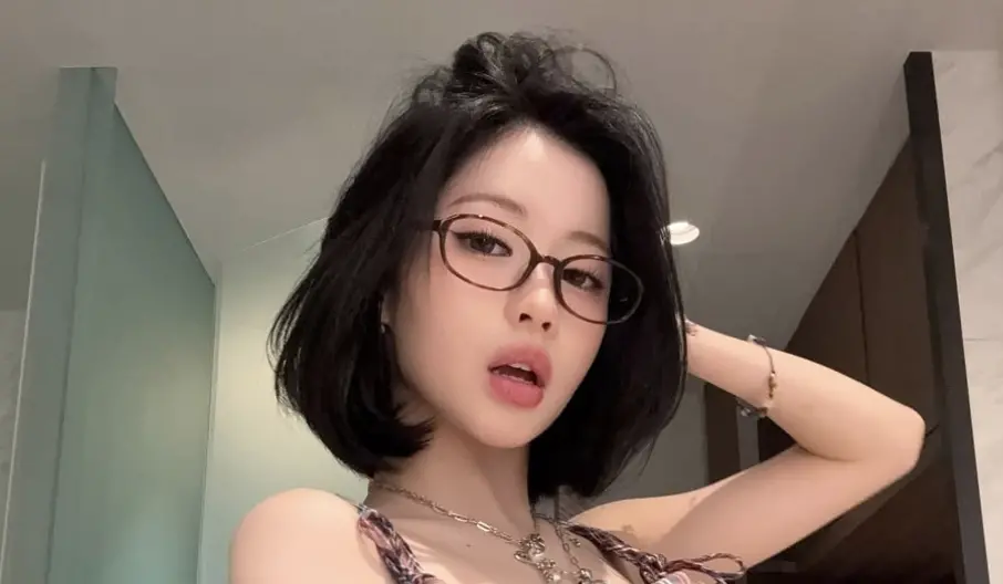 ▲BABYMONSTER ASA（如圖）在節目《Running Man》中透露自己僅有幼稚園學歷，國小就到韓國當練習生，讓主持人哈哈難以置信。（圖／babymonster_ygofficial IG）