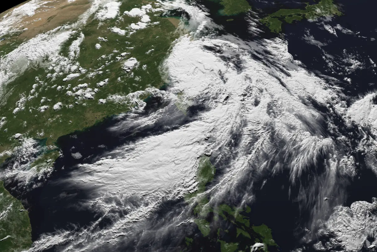 ▲丹娜絲颱風逐漸遠離台灣，不過颱風外圍環流仍會替西半部、大台北帶來明顯降雨，入夜才趨緩。（圖／翻攝NCDR）