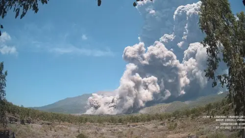 ▲印尼勒沃托比火山（Mount Lewotobi）7日上午11時左右大規模噴發，火山灰雲直衝1萬9000公尺。（圖／美聯社／達志影像）