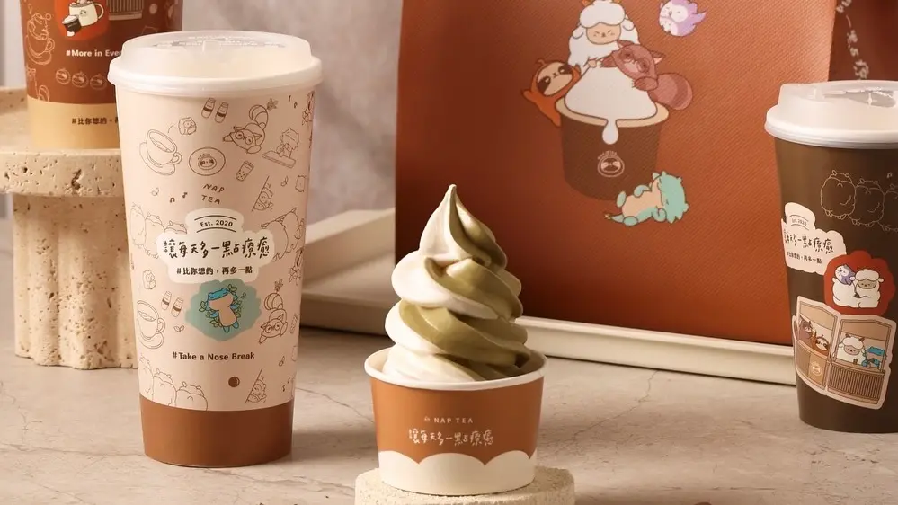 ▲百萬YouTuber滴妹創立的「再睡5分鐘」開賣「NAP!n ICE霜淇淋」，連續3個月「特價29元」爽吃棉被午茉綠3大手搖飲料口味。清心福全透露使用崙背鮮乳和瑞穗鮮乳開喝拿鐵。（圖／翻攝自再睡5分鐘FB）