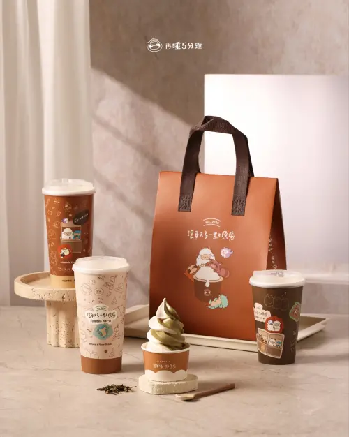 ▲再睡5分鐘最新手搖飲料紙杯，指定消費免費送保冷袋。（圖／翻攝自再睡5分鐘FB）