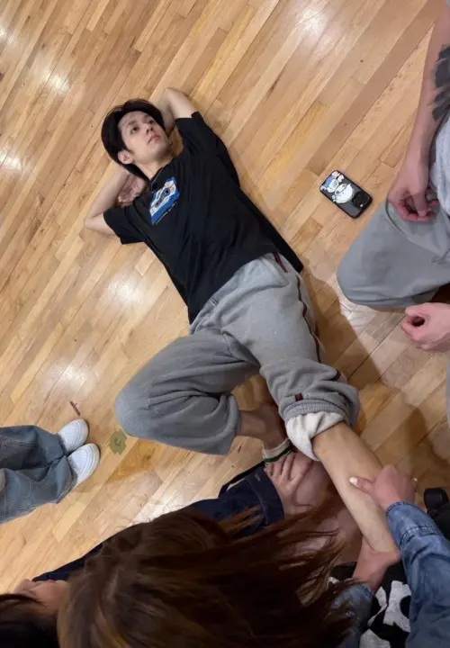 ▲洪暐哲為準備演唱會練舞時意外受傷，右腳韌帶幾近斷裂，演出進度差點全面停擺。(圖／年代整合行銷提供)