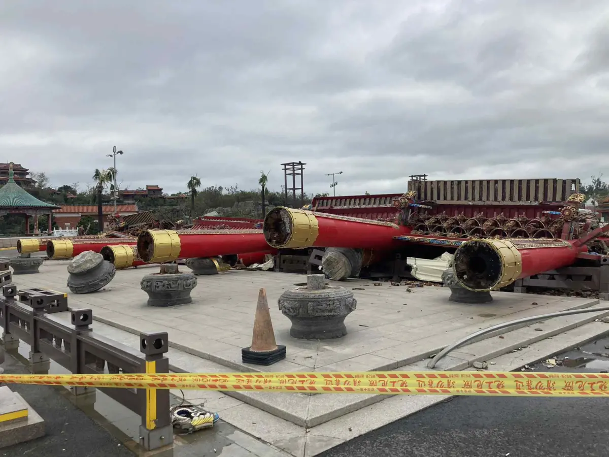 ▲台南市北門區南鯤鯓代天府，由國寶級大師王錦木設計建造、超過40年歷史的五門式木作牌樓，在颱風丹娜絲來襲時被強風吹倒。（圖／南鯤鯓代天府臉書）