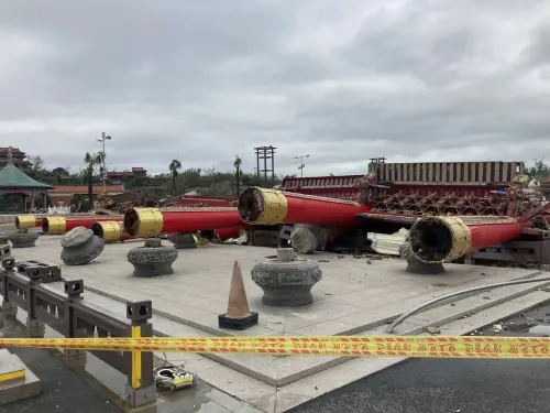 ▲位於台南市北門區的南鯤鯓代天府，廟門巨大的牌樓更被歷史級強風吹倒。（圖／南鯤鯓代天府臉書）