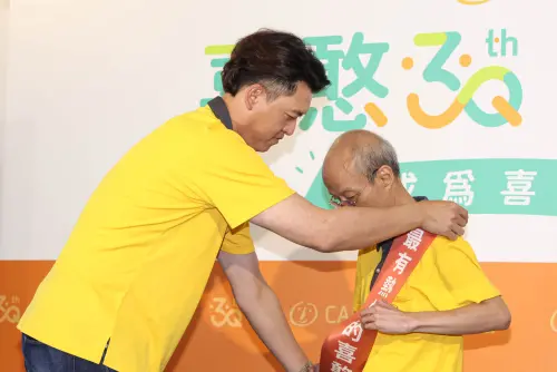 ▲王建民親自頒獎給得獎的高齡喜憨兒，勉勵他繼續樂活下去。（圖／記者朱永強攝，2025.07.07）