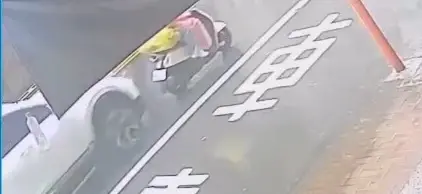 ▲被害姊妹經過公車站，後方姊夫駕駛的白色汽車就加速猛撞。（圖／翻攝畫面）