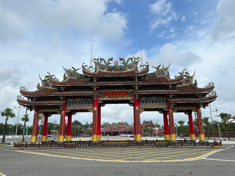不敵丹娜絲強風！南鯤鯓代天府牌樓倒塌了　近400年歷史一次了解