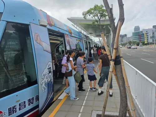 ▲高雄輕軌下午全線恢復行駛，列車以15分鐘班距營運，請市民朋友搭乘時耐心排隊。（圖／高市府捷運局提供）