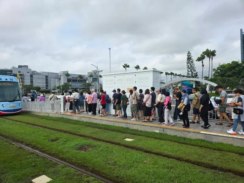 高雄輕軌今午後恢復行駛　搭乘人潮湧現
