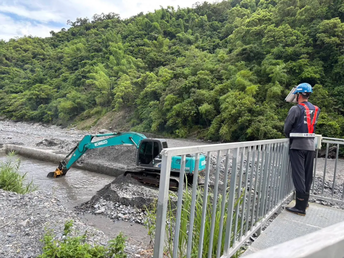 ▲丹娜絲颱風來襲後 台水迅速搶修24小時內全面復水-利嘉淨水場取水口引水道淤塞清理。（圖／台水提供）
