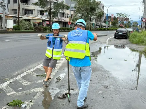 ▲丹娜絲颱風來襲後 台水24小時內全面復水-台水同仁調節閥栓，進行恢復供水作業。（圖／台水提供）