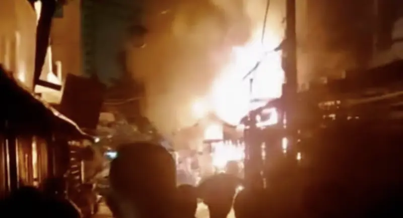 ▲越南胡志明市一棟住宅大樓發生火，造成8人死亡，其中包括2名幼童。（圖／翻攝自臉書）