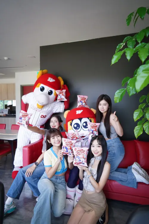 ▲乖乖甜蜜聯名味全龍推出全新「芮美」草莓煉乳包裝。（圖／品牌提供）