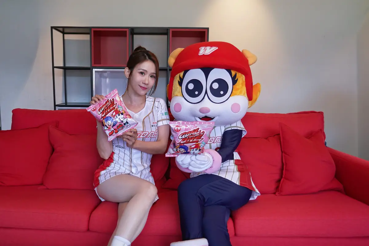 ▲味全龍吉祥物「芮美」登上乖乖封面當主角，啦啦隊女孩們直呼超可愛！（圖／品牌提供）