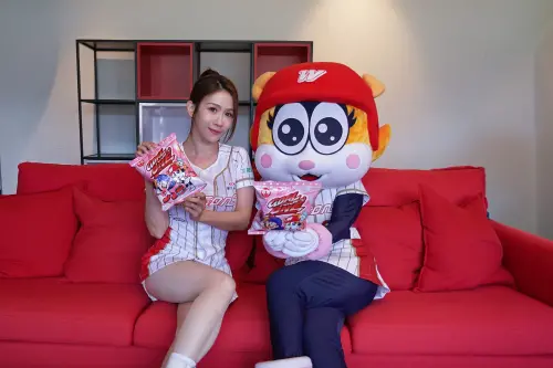 乖乖挺棒球！味全龍聯名全新「芮美」草莓煉乳包裝甜蜜來襲
