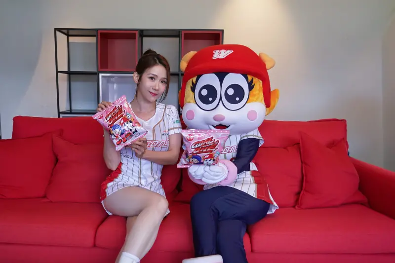 ▲味全龍吉祥物「芮美」登上乖乖封面當主角，啦啦隊女孩們直呼超可愛！（圖／品牌提供）