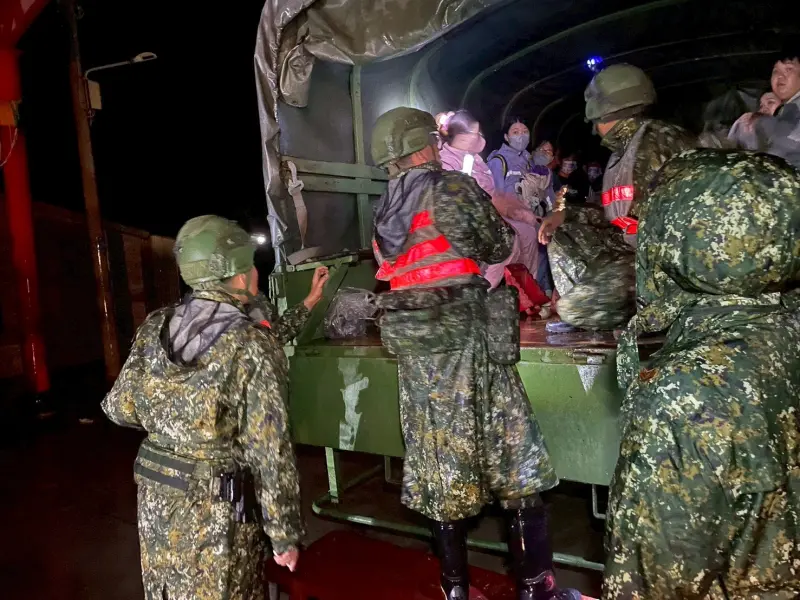 ▲砲訓部投入支援兵力協助臺南七股地區居民安全撤離。（圖／記者莊全成翻攝）