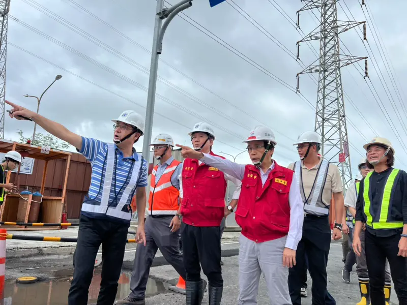 ▲丹娜絲颱風強襲，高市副市長林欽榮今(7)日前往捷運小港林園線視察。（圖／高市府捷運局提供）