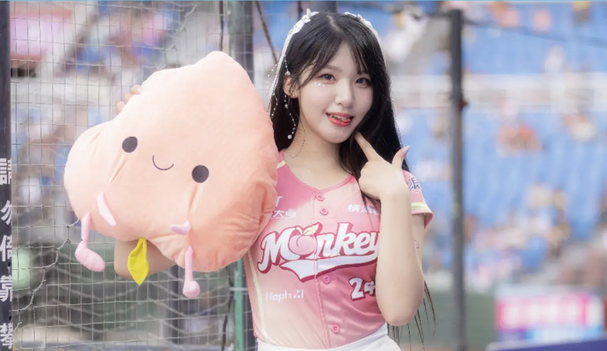 ▲樂天桃猿主題日「水蜜桃趴」於本月5、6日登場，韓籍啦啦隊成員廉世彬（如圖）首度公開準備已久的單曲〈Cherry blooming〉，更直呼颱風丹娜絲帶來涼爽天氣，成了意外收穫，「心情真的很好！」（圖／樂天桃猿提供）