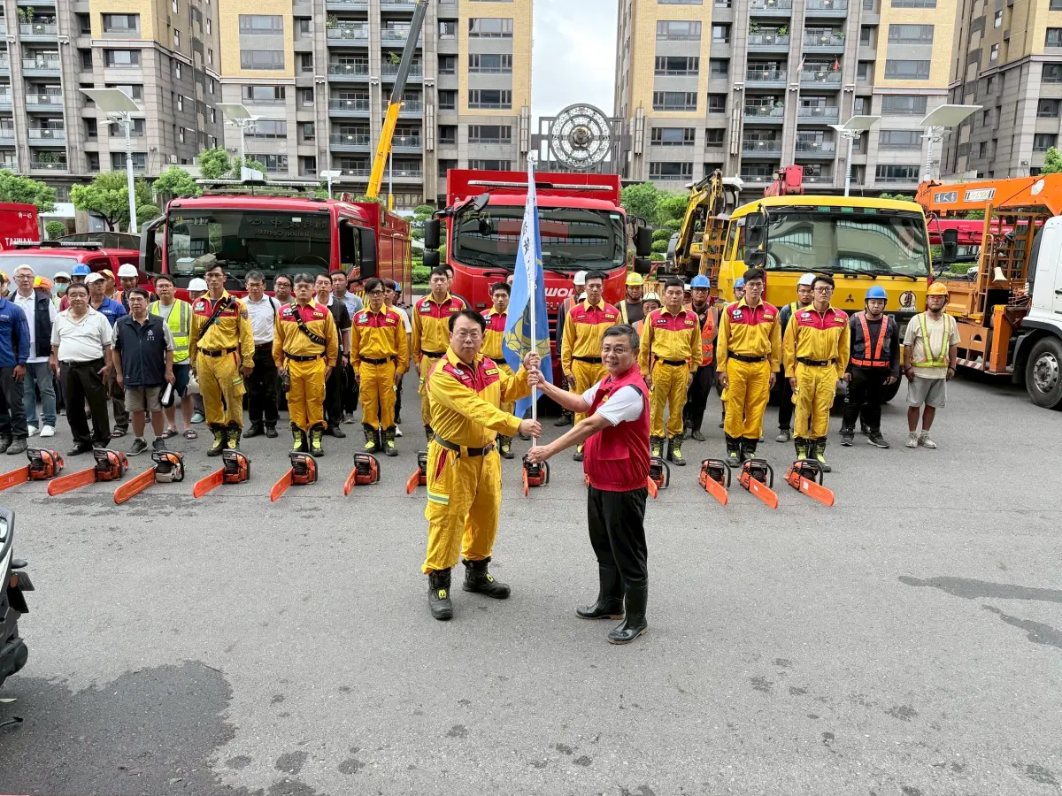 ▲ 市長陳其邁指示整備可動用之機具、車輛與工班人力，支援嘉義縣市，副祕書長王啓川的授旗下，支援嘉義救災。（圖／高市府提供）