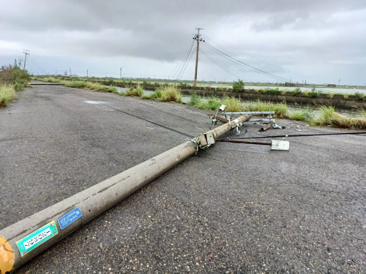 ▲台南安南區電桿倒塌，台電搶修中。（圖／台電提供）