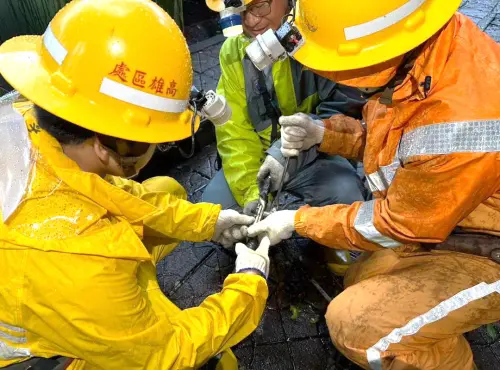 ▲台電公司高雄區營業處進行搶修中。(圖／台電高雄區營業處提供) 