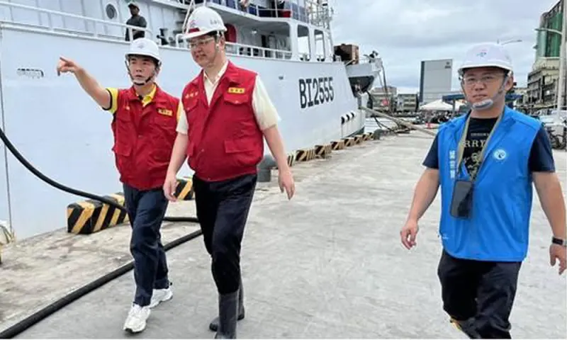 ▲高雄市副市長羅達生(左2)，由海洋局局長石慶豐(左2)陪同，到高雄地區各漁港視察。(圖／高雄市政府海洋局提供)