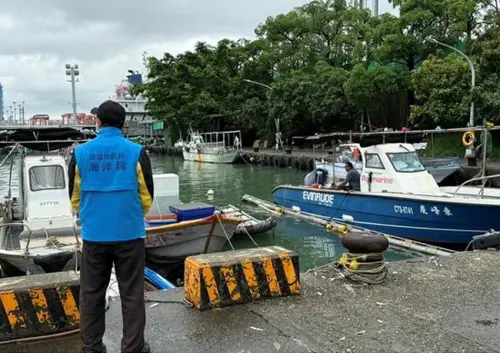 ▲高雄市政府海洋局人員到高雄地區各漁港瞭解丹娜絲颱風來襲船隻受損情形。(圖／高雄市政府海洋局提供)