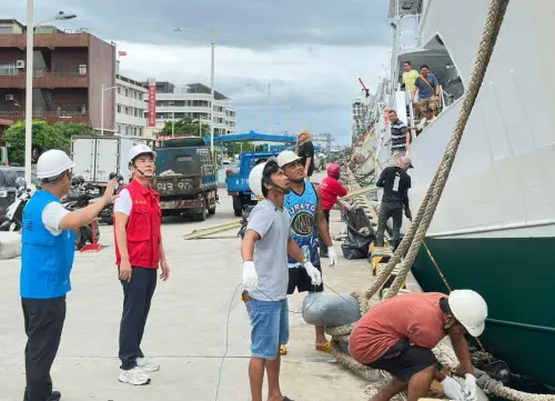 ▲高雄市政府海洋局局長石慶豐(左2)到高雄地區各漁港瞭解丹娜絲颱風遠離，船隻受損情形。(圖／高雄市政府海洋局提供)