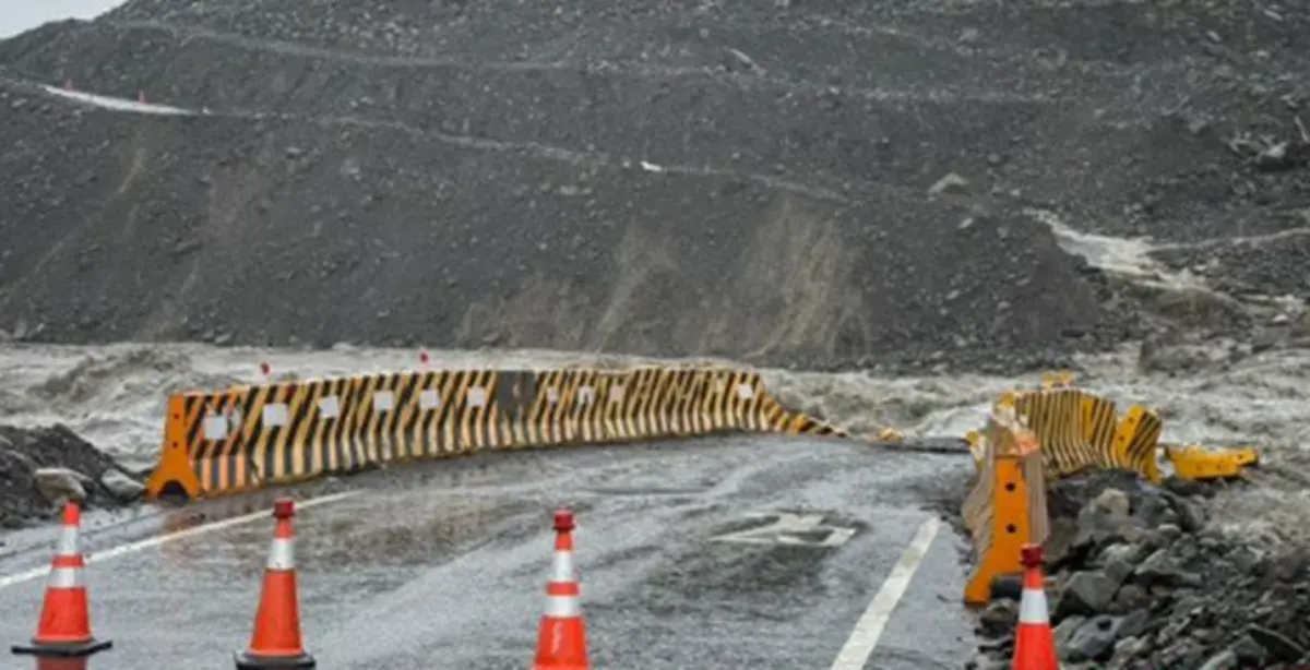 ▲荖濃溪河水暴漲並夾帶大量土石，導致勤和至復興間河床涵管便道於今（7）日上午5時30分左右遭沖毀。（圖／高雄市桃源區公所）