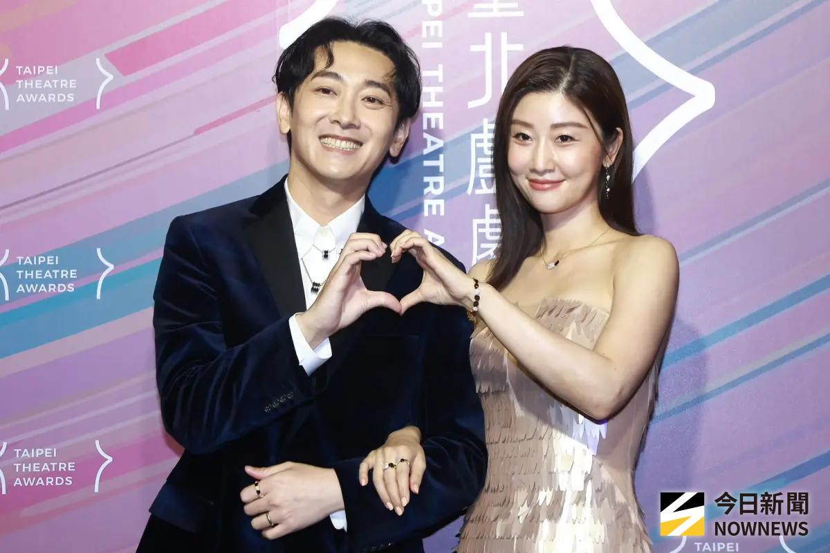 ▲施名帥（左）、朱芷瑩（右）一同出席首屆台北戲劇獎，兩人接受媒體訪問時一直看著彼此，尤其朱芷瑩還偷偷挽著施名帥的手，互動超甜。（圖／記者葉政勳攝）