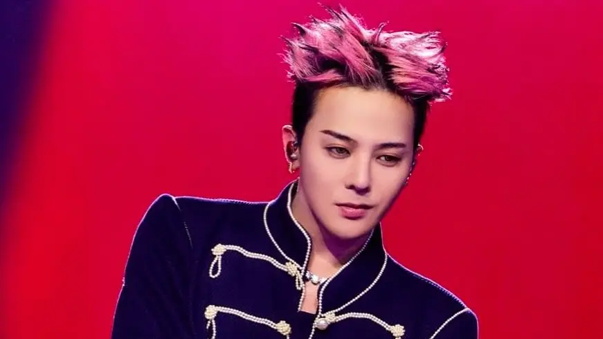 ▲GD（權志龍）將於本週登上台北小巨蛋，昨（6）日他罕見在社群上公開自己的私人飛機內裝照，讓不少網友笑稱他「搭飛機上下班」，而超豪華內裝也讓不少粉絲直呼：「龍哥真的壕（土豪）無人性！」（圖／翻攝自GD IG）