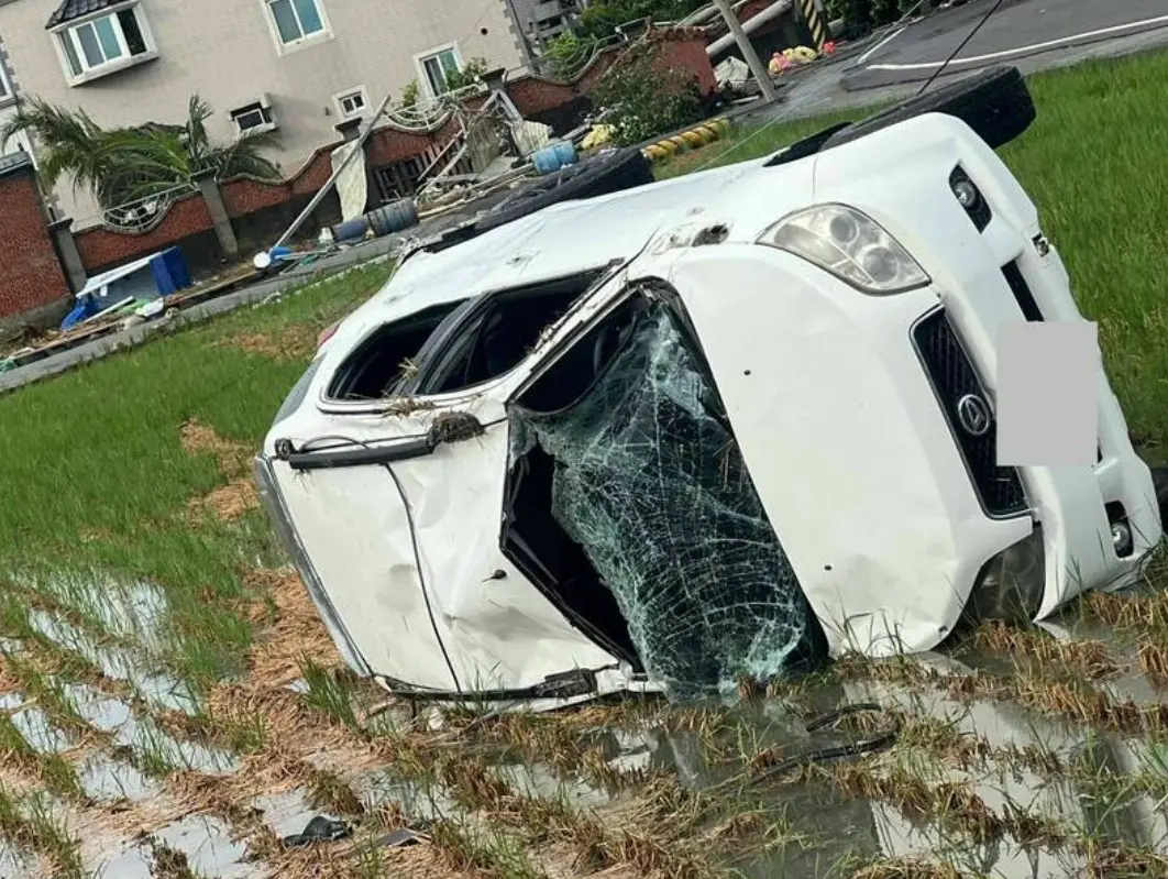 ▲嘉義布袋2名女子在颱風夜陪81歲父親巡田，車子被強風吹落田裡，釀1死2傷。（圖／警方提供）